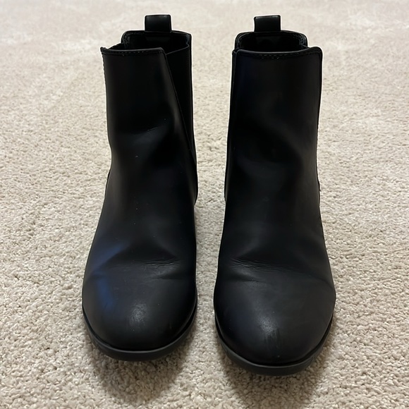 Qupid Black Chelsea Ankle Boots - Picture 2 of 2